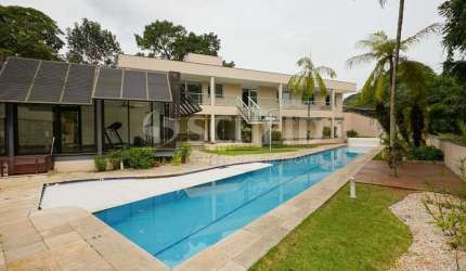 Casa de vila térrea com vista privilegiada para o verde, 4 suítes e 6 vagas!