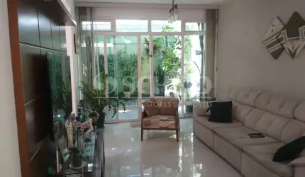 Casa no Brooklin, 180m2 com 3 dormitóorios, 2 salas, cozinha com armários, quintal e  2 vagas.