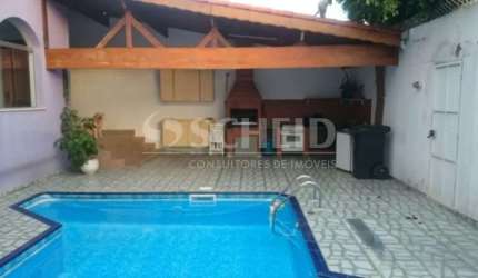 Casa a venda de 300m², 3 Quartos, 3 salas, 1 suíte, 4 banheiros, Piscina e 2 vagas na Cidade Ademar.