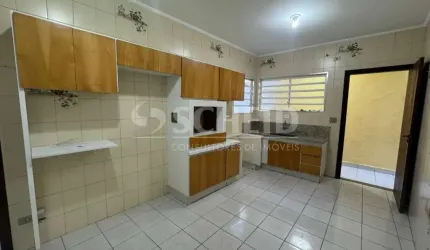 Casa térrea no Campo Grande, 110m2, 2 dormitórios, sala, cozinha com armários, 2 banheiros 2 vagas.