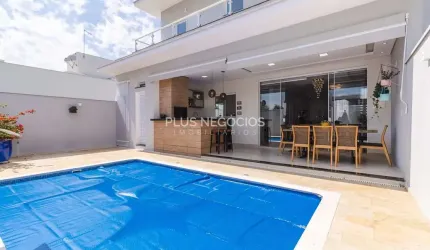 Linda Casa de Alto Padrão com 4 Suítes, Sistema Solar e Área Gourmet: Sofisticação e Sustentabilida