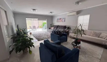 Linda Casa no Condomínio Real Villas Europa a venda com 4 Suítes, Recém reformada, com Piscina Aque