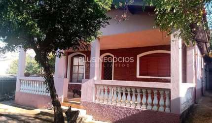 Casa à Venda - 3 Dormitórios com Edícula, Excelente Localização na Vila Carvalho