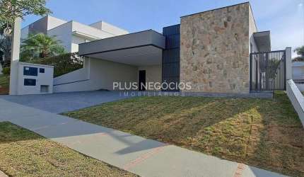 Casa térrea de alto padrão no Condomínio Giverny com 3 suítes, piscina com hidromassagem, espaço go