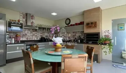 Casa à venda no Condomínio Rio Cuiabá com 03 Quartos sendo 01 Suíte, móveis planejados e cozinha co