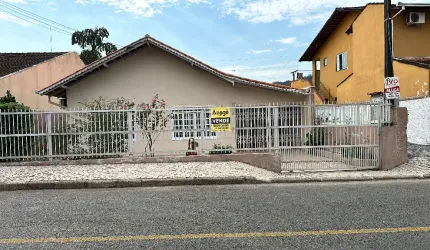 Ótima casa averbada em alvenaria com 3 quartos a venda no bairro Bom Retiro, Joinville SC