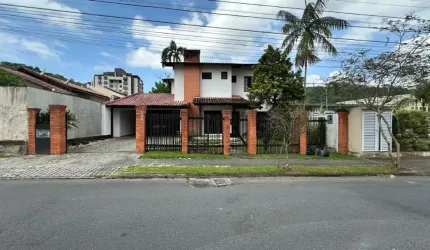 Sobrado à venda cosuíte mais 2 quartos no Bairro Saguaçu em Joinville-SC