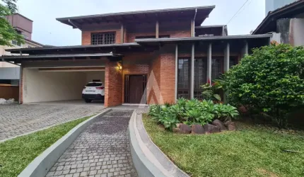 Ótimo sobrado com 3 quartos sendo 2 suítes  à venda no bairro Atiradores em Joinville - SC