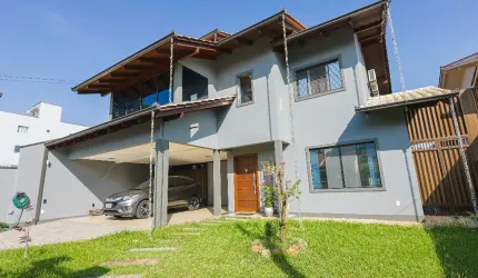 Lindo Sobrado com 1 suíte mais 2 quartos à venda no bairro Santo Antônio em Joinville-SC