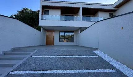 Lindo  sobrado novo com 1 suíte mais 2 quartos à venda no bairro Anita Garibaldi em Joinville - SC