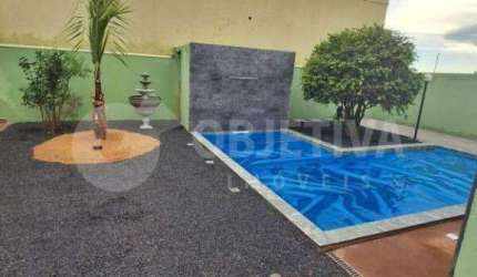 Casa espaçosa e bem localizada com área gourmet e piscina a venda no bairro Daniel Fonseca em Uberlândia