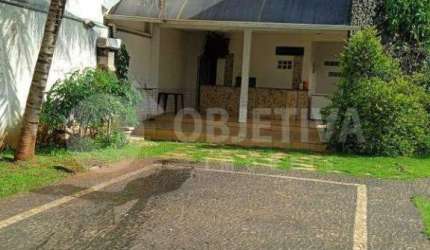 Excelente casa estilo sobrado no Bairro Daniel Fonseca em Uberlândia