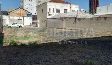 Excelente Área com uma casa simples comercial localizada na região Central de Uberlândia