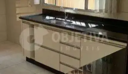 Ótima casa a venda no bairro Cidade Jardim em Uberlândia
