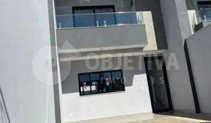 Excelente Casa estilo sobrado no Bairro Santa Rosa em Uberlândia