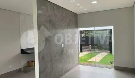 Linda casa (geminada) no Bairro São Jorge em Uberlândia
