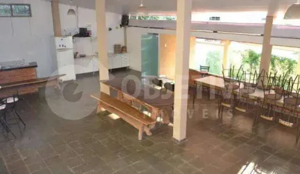Belíssima casa no Bairro Saraiva localizada próximo a UFU