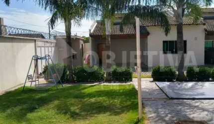 Ótima casa a venda em condomínio Vista Bela III a em Uberlândia