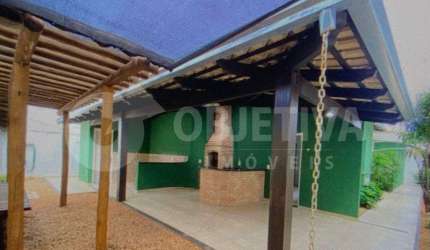 Linda casa térrea à venda em condomínio fechado em Uberlândia