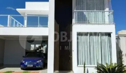 Casa estilo sobrado disponível para venda no Condomínio Reserva dos Ipês em Uberlândia