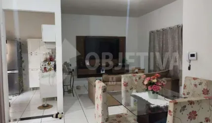 Casa estilo geminada disponível para venda no bairro Canaã em Uberlândia