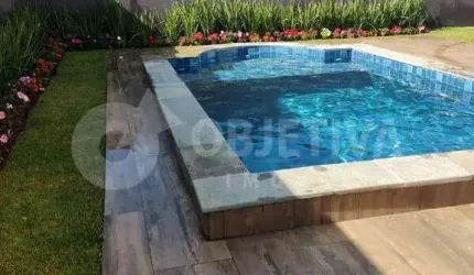 Maravilhosa casa estilo sobrado disponível para aluguel no condomínio Alphaville em Uberlândia