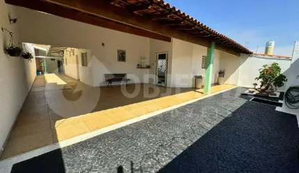 Excelente casa disponível para aluguel no bairro Santa Mônica em Uberlândia