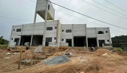 Galpões novos com docas, mezanino e escritório para locação em Brusque