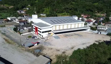 Galpão para locação com 4.690m², refeitório, escritório , docas em Gaspar/SC.