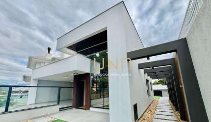 Linda casa em bairro nobre da Palhoça, 03 quartos, vaga de garagem e área externa com piscina e churrasqueira.