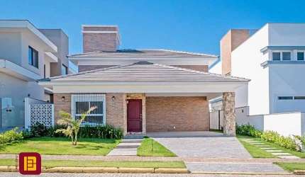 Casa em Condomínio Fechado - Morro das Pedras - Pé na Areia