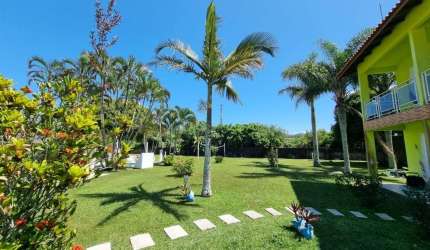 Pousada na Barra da Lagoa com amplo terreno próximo ao mar.