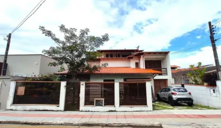 Casa com 6 Quartos (2 suítes) | Suíte Master Com Hidro