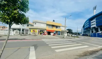 Oportunidade! Prédio com 2 apartamentos e 5 lojas comerciais, em Carianos, Florianópolis