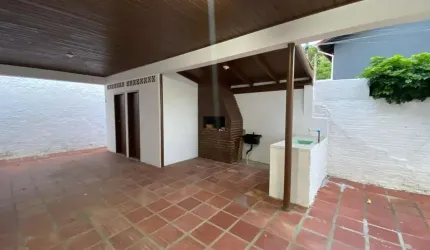 BROGNOLI VENDE-  Casa na quadra do mar no Centrinho dos Ingleses