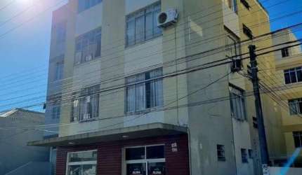 Apto no Balneário com dois quartos e garagem.