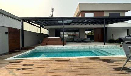 Casa de alvenaria, 2 pavimentos, 323,82 m² de área privativa, nos Ingleses.