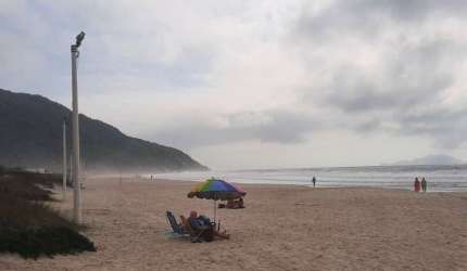 Confortável Apartamento com 3 suítes a 500 m da praia dos Ingleses em Florianópolis