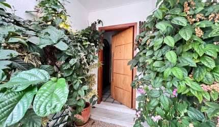 Casa térrea com 3 quartos, suíte, 4 vagas e piscina no Santa Mônica/Florianópolis