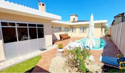 Casa com 5 dormitórios sendo  3 suítes em Capoeiras, Florianópolis / SC