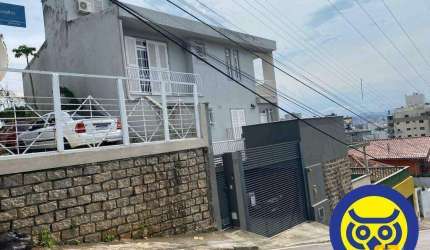 Casa com 4 quartos (1 suíte), para venda com piscina e vista para beira mar.