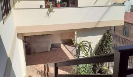Casa de 3 pavimentos, com 4 dormitórios, sendo 2 suítes - Estreito Florianópolis