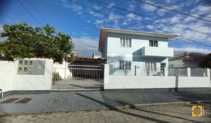 Casa a venda com 5  apartamentos, perfeito para gerar renda no Carianos - Florianópolis/SC