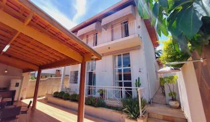 Casa com 3 dormitórios e área gourmet, no Jardim Esplanada  - Venda