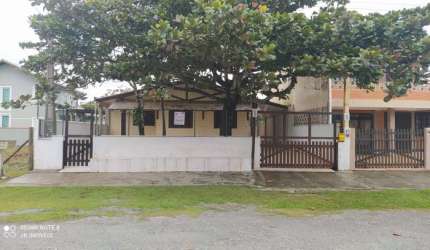 CASA ACONCHEGANTE PRÓXIMA DO MAR, PARA LOCAÇÃO PÔR TEMPORADA EM ITAPOÁ-SC