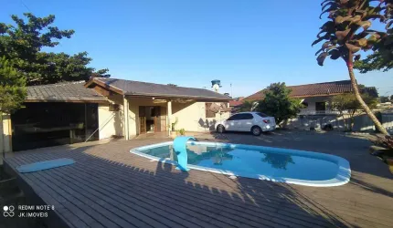 ÓTIMA CASA DE ESQUINA, COM PISCINA E AMPLO QUINTAL, A VENDA EM ITAPOÁ-SC