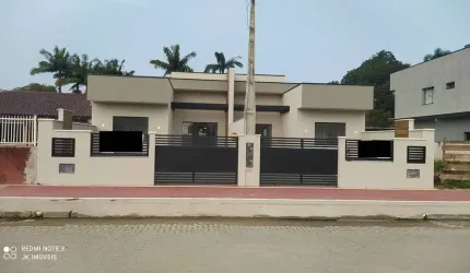 BELÍSSIMA CASA NOVA COM PISCINA, A VENDA NO BALNEÁRIO ESTRELAS - ITAPOÁ-SC