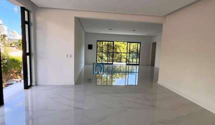Casa com 03 suítes e muita privacidade dentro de condominio fechado