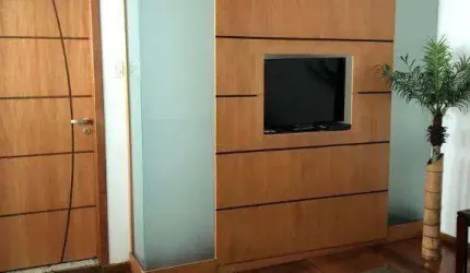 Ótimo terreno para construtores, com 500m²em bairro nobre, e com uma casa antiga.