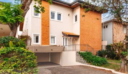 Bela casa no condomínio Alphaville Residencial 5, em terreno de 420 m², área construída de 400.